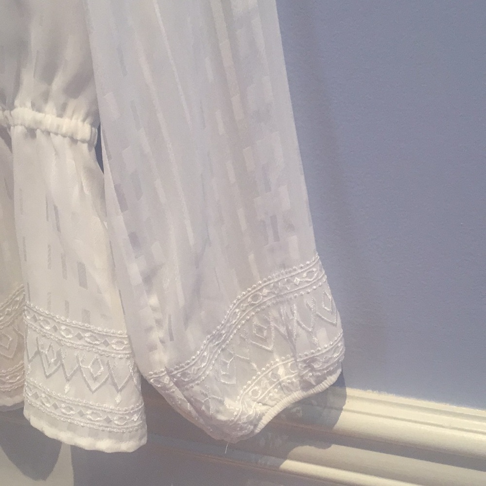 New without tags WHBM blouse white, size 2. - Picture 4 of 8